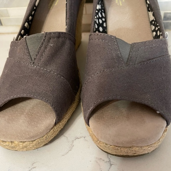 Toms Calypso Women’s 8.5 gray canvas upper peep toe beige Espadrille wedge shoe - Picture 6 of 7